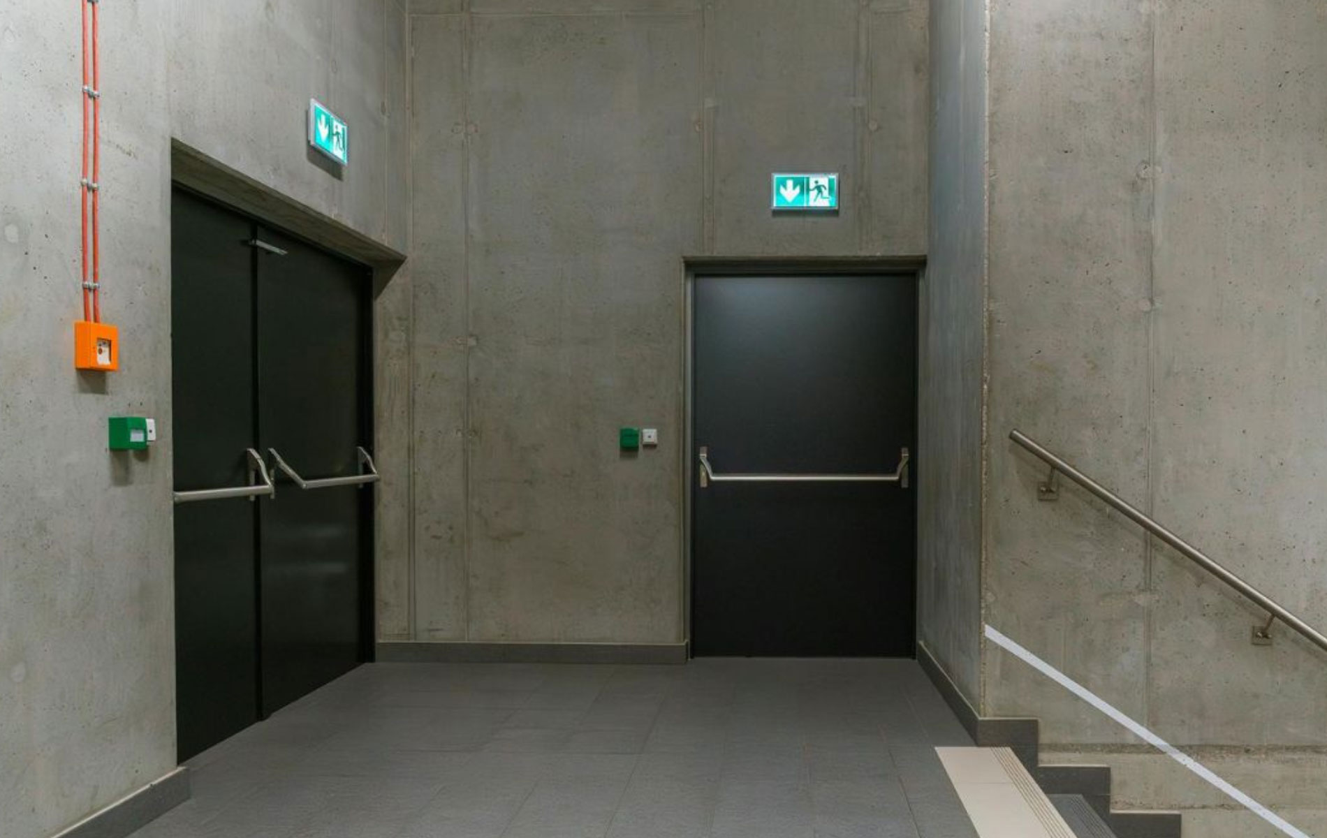 https://ktgindustrial.com/wp-content/uploads/2025/04/工場内の非常階段-4-3.jpg