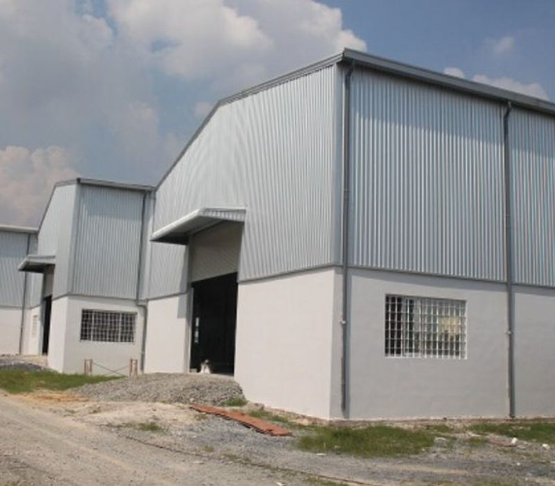 A 600m² factory 