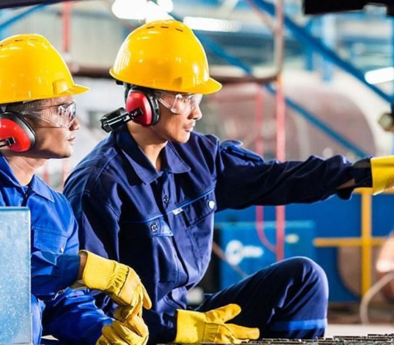 Công nhân trong nhà xưởng công nghiệp